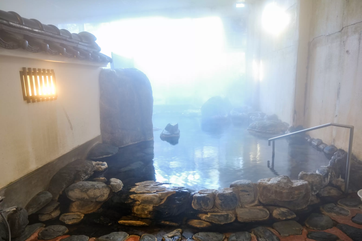 塩化物泉の“塩のベール”に包まれる美肌湯「さぎの湯温泉」の日帰り＆宿泊ガイド