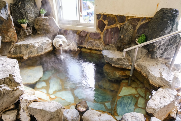 塩化物泉の“塩のベール”に包まれる美肌湯「さぎの湯温泉」の日帰り＆宿泊ガイド