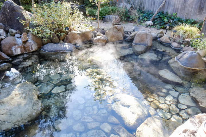 塩化物泉の“塩のベール”に包まれる美肌湯「さぎの湯温泉」の日帰り＆宿泊ガイド