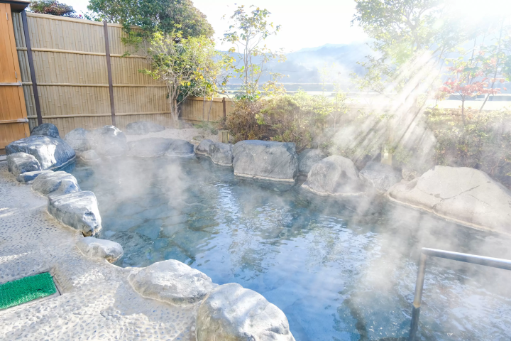 塩化物泉の“塩のベール”に包まれる美肌湯「さぎの湯温泉」の日帰り＆宿泊ガイド