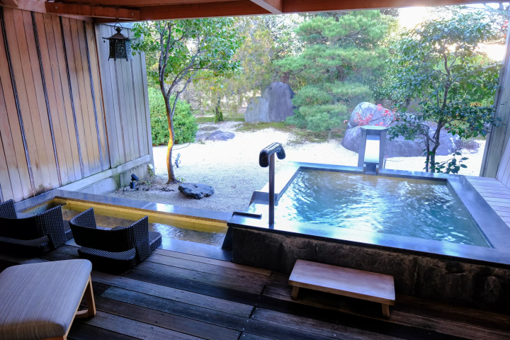 塩化物泉の“塩のベール”に包まれる美肌湯「さぎの湯温泉」の日帰り＆宿泊ガイド