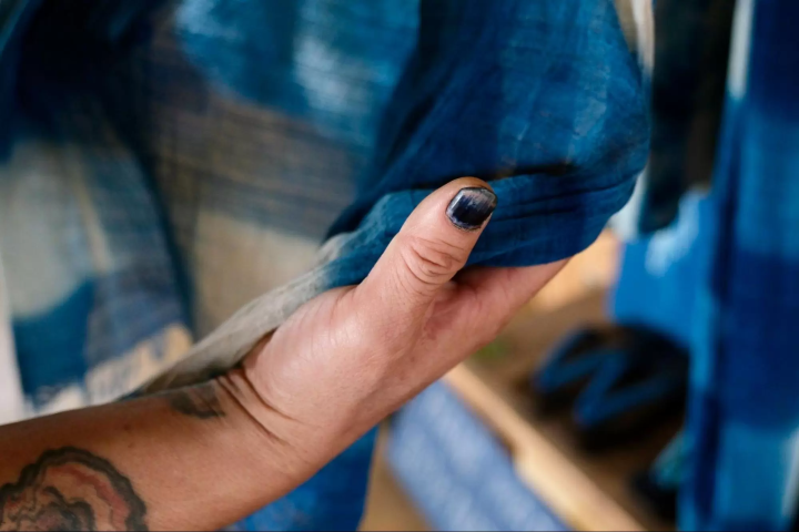 인디고 염색의 예술: 수세기에 걸친 장인 정신이 하나의 천 조각을 변화시키는 과정 