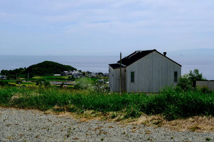 작업장에서 바라본 아와지 섬의 바다와 들판 풍경 