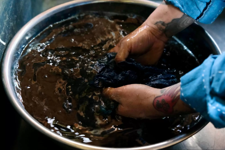 과량의 염료를 씻어내면 선명한 "일본 청색"이 나타납니다. 