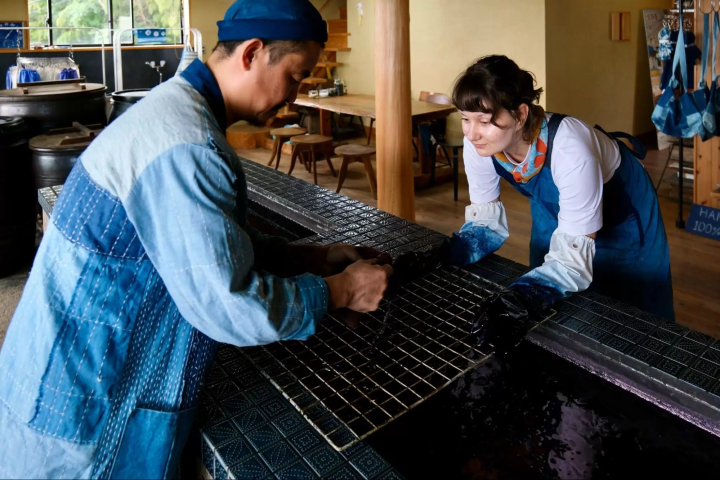 워크숍 동안 크리스티나는 세이이치의 세심한 지도 아래 작업을 진행합니다. 