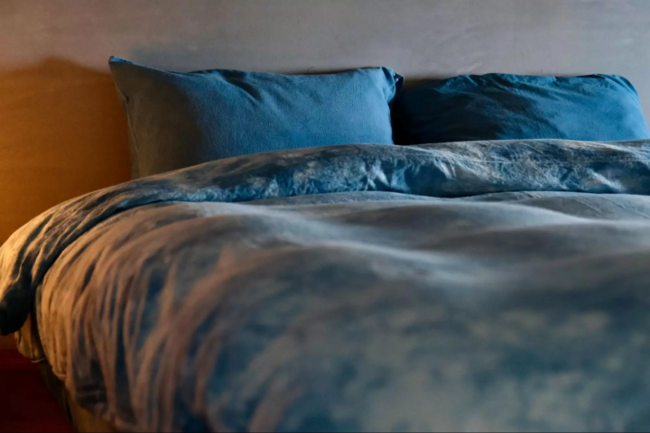 다락방 침실에도 남색으로 염색된 직물이 사용되었습니다. 