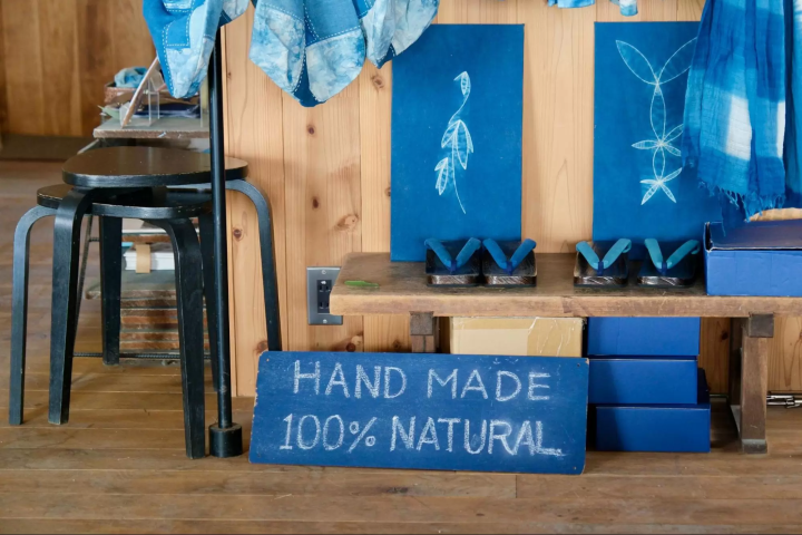 작업실에 전시되어 있습니다. 모든 제품은 수작업으로 제작되었으며, 100% 천연 인디고 염색 제품입니다. 