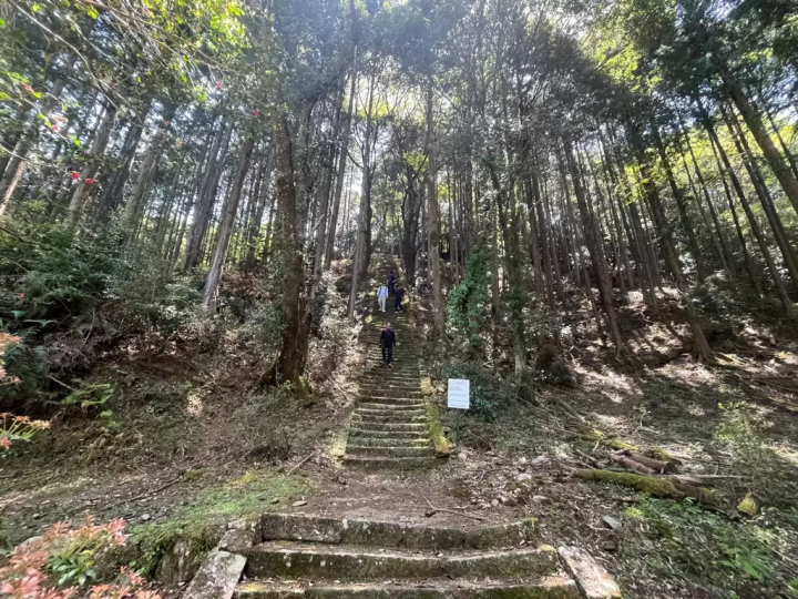伊勢山飯福殿寺，位於三重縣松阪市，是自然與歷史交融之地。