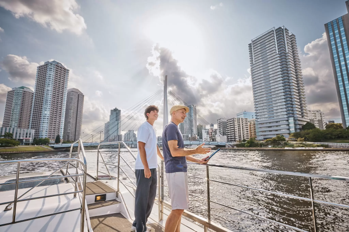 우키요에 그림이 태블릿에 인쇄되고 현대적인 도쿄의 모습이 눈앞에 펼쳐집니다. 유일무이한 에도 크루즈를 통해 두 시대가 만나는 순간을 경험해 보세요. 
