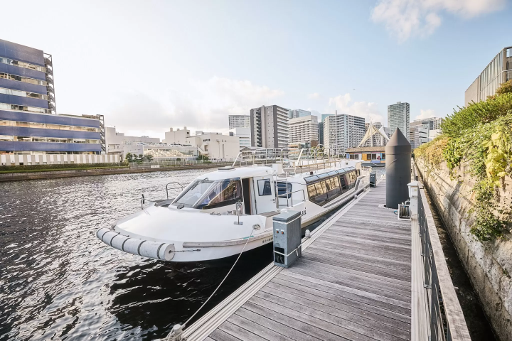 최대 20명까지 탑승 가능한 전세 크루즈를 타고 출발하세요. (사진은 텐노즈 섬의 부두를 보여줍니다.) 