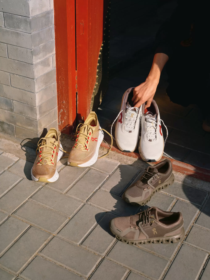 If you're looking to buy sneakers in Japan, head to atmos! We have a lineup of exclusive atmos items!