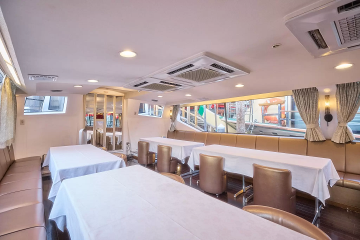 이 배는 냉난방 시설이 완비되어 있고 서양식 화장실도 갖추고 있어 쾌적한 2시간 여행을 즐기실 수 있습니다. 또한 넓은 창문을 통해 도쿄의 아름다운 전경을 감상하실 수 있습니다. 