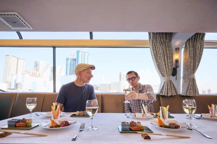 음료와 스낵이 포함되어 있습니다. 도쿄만의 아름다운 경치를 감상하며 선상에서 건배를 즐겨보세요. (세부 사항은 변경될 수 있습니다.) 