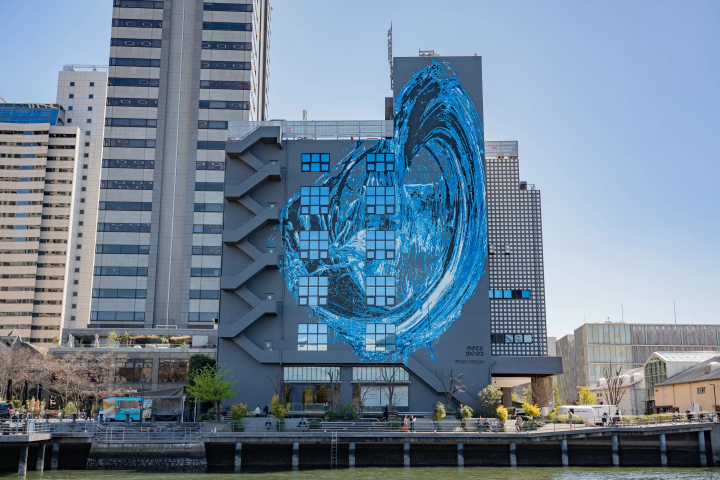 덴노즈에 있는 거대한 벽화 "경계 밖"(야마구치 레키). 호쿠사이의 "용"이 현대 미술로 재탄생했습니다. 