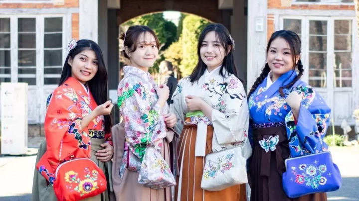 Stroll around Tomioka in a hakama! 4 recommended hakama from the long-established Asaya Kimono Store