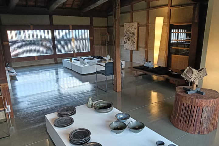Old House Gallery"Ippatsu": A hidden cultural spot where Meiji-era architecture and modern art come together