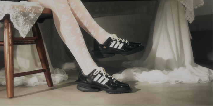 Introducing popular women's sneaker models and stores to enjoy at atmos pink!