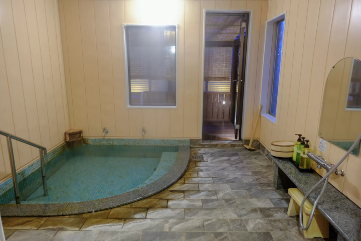 塩化物泉の“塩のベール”に包まれる美肌湯「さぎの湯温泉」の日帰り＆宿泊ガイド