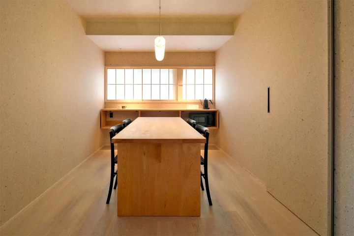 A stay at a hotel where you can experience the art of Echizen paper, Inami wood carving, and Kutani ware in the Hokuriku region