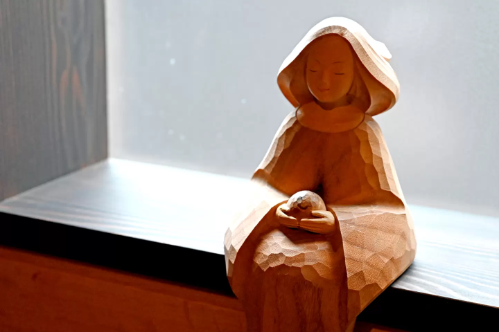 A stay at a hotel where you can experience the art of Echizen paper, Inami wood carving, and Kutani ware in the Hokuriku region