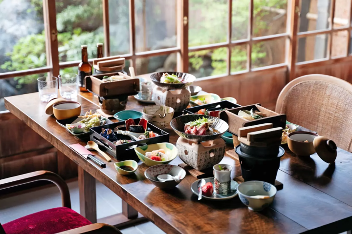 A stay at a hotel where you can experience the art of Echizen paper, Inami wood carving, and Kutani ware in the Hokuriku region