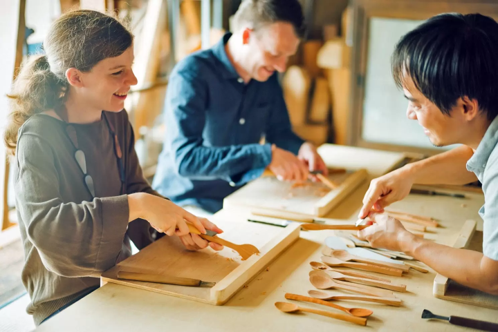 A stay at a hotel where you can experience the art of Echizen paper, Inami wood carving, and Kutani ware in the Hokuriku region