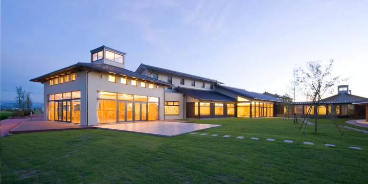 A stay at a hotel where you can experience the art of Echizen paper, Inami wood carving, and Kutani ware in the Hokuriku region