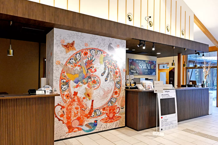 A stay at a hotel where you can experience the art of Echizen paper, Inami wood carving, and Kutani ware in the Hokuriku region