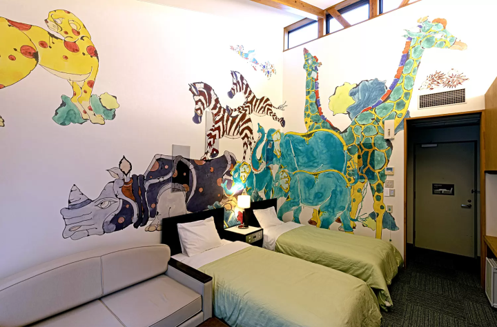 A stay at a hotel where you can experience the art of Echizen paper, Inami wood carving, and Kutani ware in the Hokuriku region