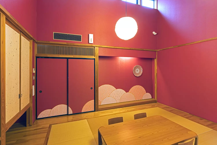 A stay at a hotel where you can experience the art of Echizen paper, Inami wood carving, and Kutani ware in the Hokuriku region