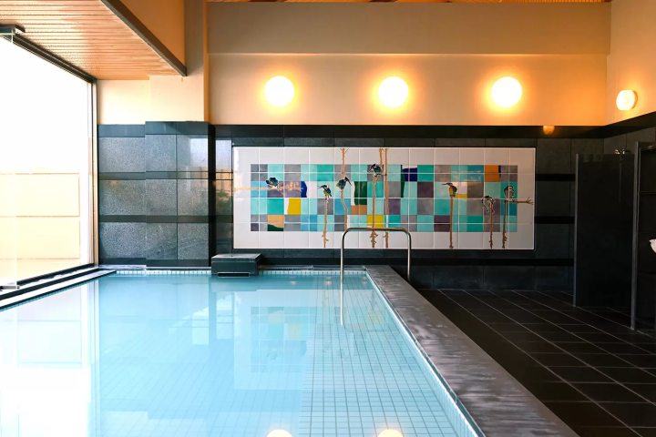 A stay at a hotel where you can experience the art of Echizen paper, Inami wood carving, and Kutani ware in the Hokuriku region