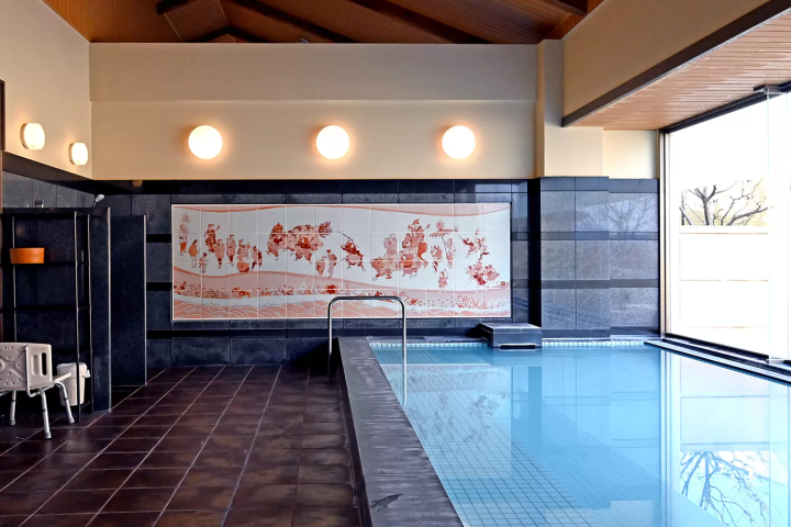 A stay at a hotel where you can experience the art of Echizen paper, Inami wood carving, and Kutani ware in the Hokuriku region