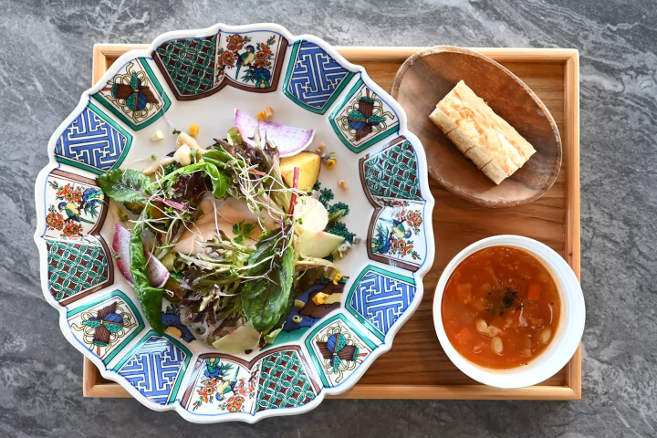 A stay at a hotel where you can experience the art of Echizen paper, Inami wood carving, and Kutani ware in the Hokuriku region