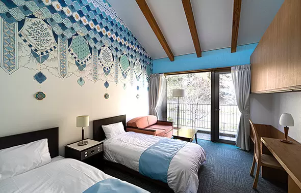 A stay at a hotel where you can experience the art of Echizen paper, Inami wood carving, and Kutani ware in the Hokuriku region