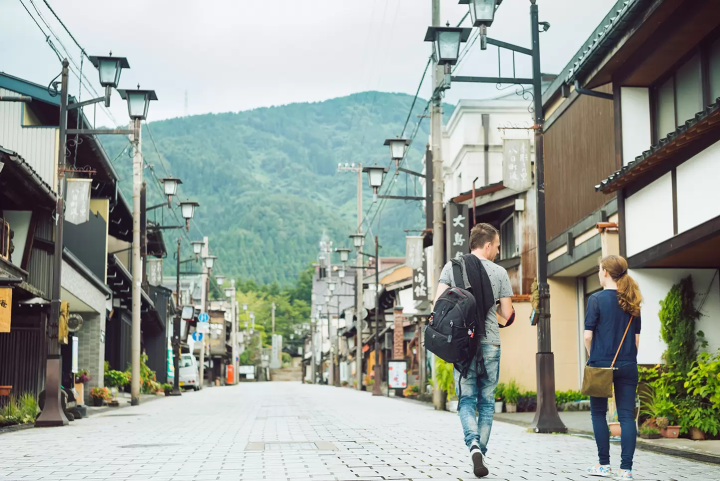 A stay at a hotel where you can experience the art of Echizen paper, Inami wood carving, and Kutani ware in the Hokuriku region
