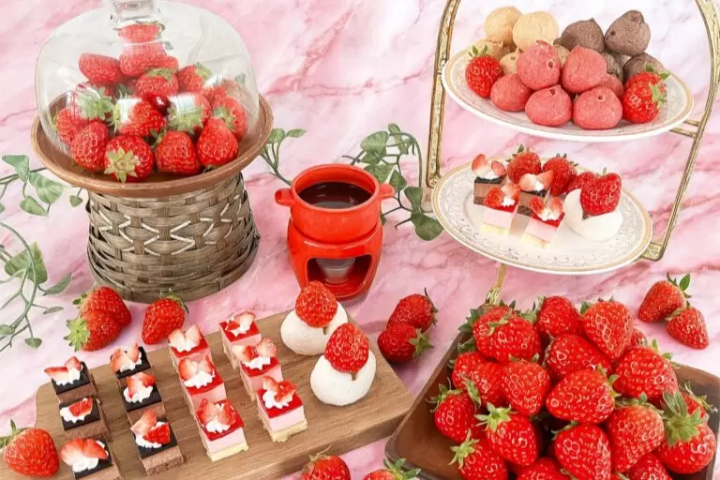 Strawberry picking with a mini cake buffet held at Mimasaka Farmの画像