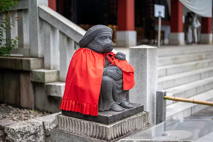 日枝神社では、神の使いとされる「神猿（まさる）」が狛犬の代わりに鎮座しています。