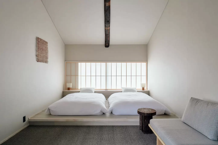 A stay at a hotel where you can experience the art of Echizen paper, Inami wood carving, and Kutani ware in the Hokuriku region