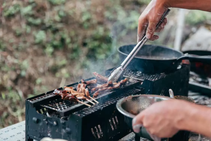 在縣界附近探索愛南的另一個小鎮。在「縣界市集」上，透過美食連結彼此。