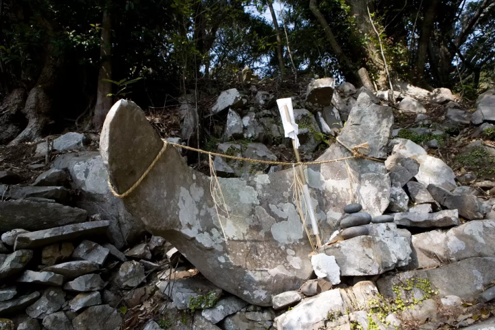 A moon-shaped stone is enshrined here (photo from Otsuki Town website) 