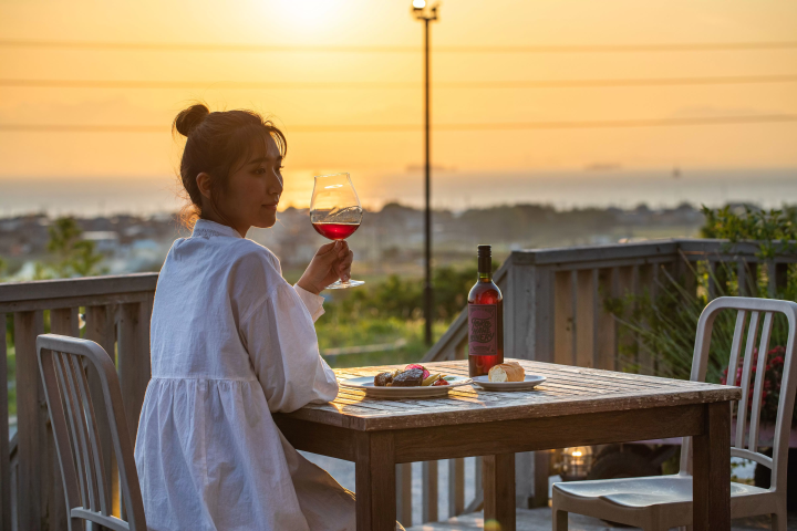 [距中部國際機場15分鐘車程] 一家擁有壯麗景色的酒莊餐廳，海天相接，美不勝收。