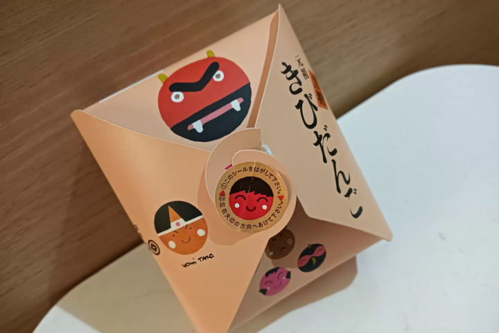 พูดถึงของฝาก โอคายาม่า"คิบิดังโกะ [ดังโกะ]" นี่แหละคือของที่ห้ามพลาด! เราไปเยี่ยมชมร้าน "โคเอโด" (เมือง โอคายาม่า) ซึ่งเป็นร้านเก่าแก่ที่เปิดมานานแล้ว