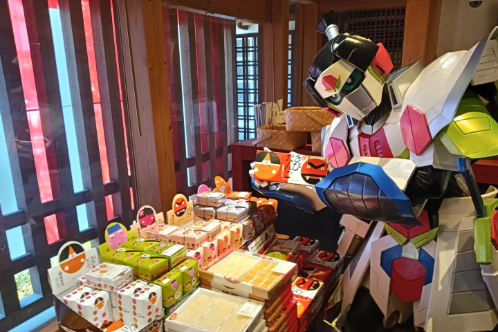 พูดถึงของฝาก โอคายาม่า"คิบิดังโกะ [ดังโกะ]" นี่แหละคือของที่ห้ามพลาด! เราไปเยี่ยมชมร้าน "โคเอโด" (เมือง โอคายาม่า) ซึ่งเป็นร้านเก่าแก่ที่เปิดมานานแล้ว