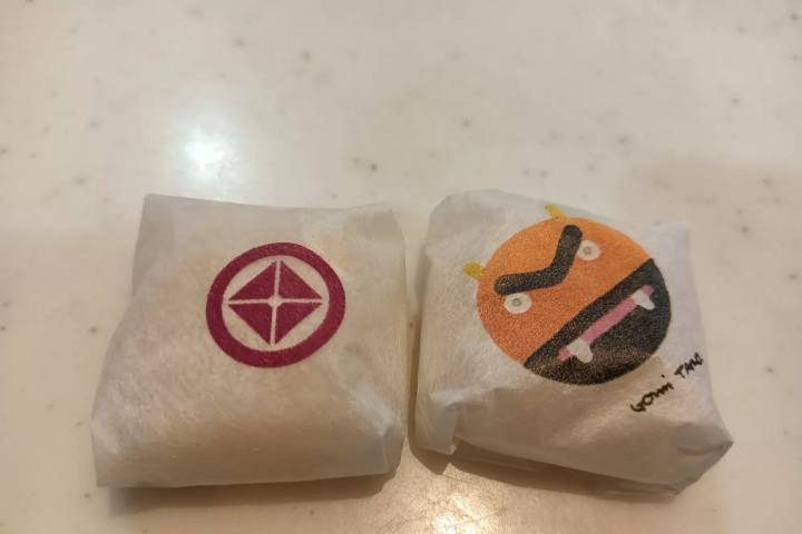 มุคาชิ คิบิดังโกะ(ซ้าย) และ กันโซ คิบิดังโกะ(ขวา) 