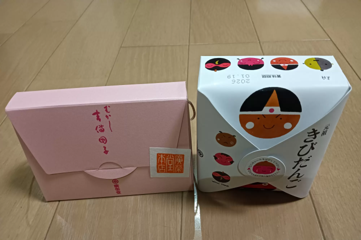 มุคาชิ คิบิดังโกะ(ซ้าย) และ กันโซ คิบิดังโกะ(ขวา) 