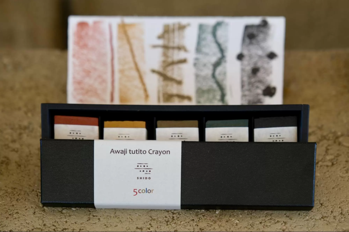 用淡路島土壤製成的蠟筆 