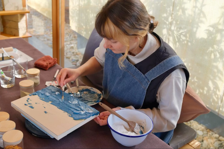 在體驗空間「tutito」舉辦的地球紋理藝術工作坊 