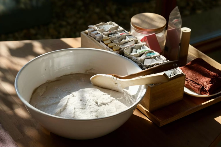 在淡路島「tutito」準備白色土壤，用於舉辦紋理藝術工作坊。 