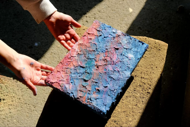 由「tutito」使用淡路島土壤創作的土壤紋理藝術作品。 