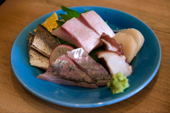 選用當地新鮮魚類製作的刺身套餐 